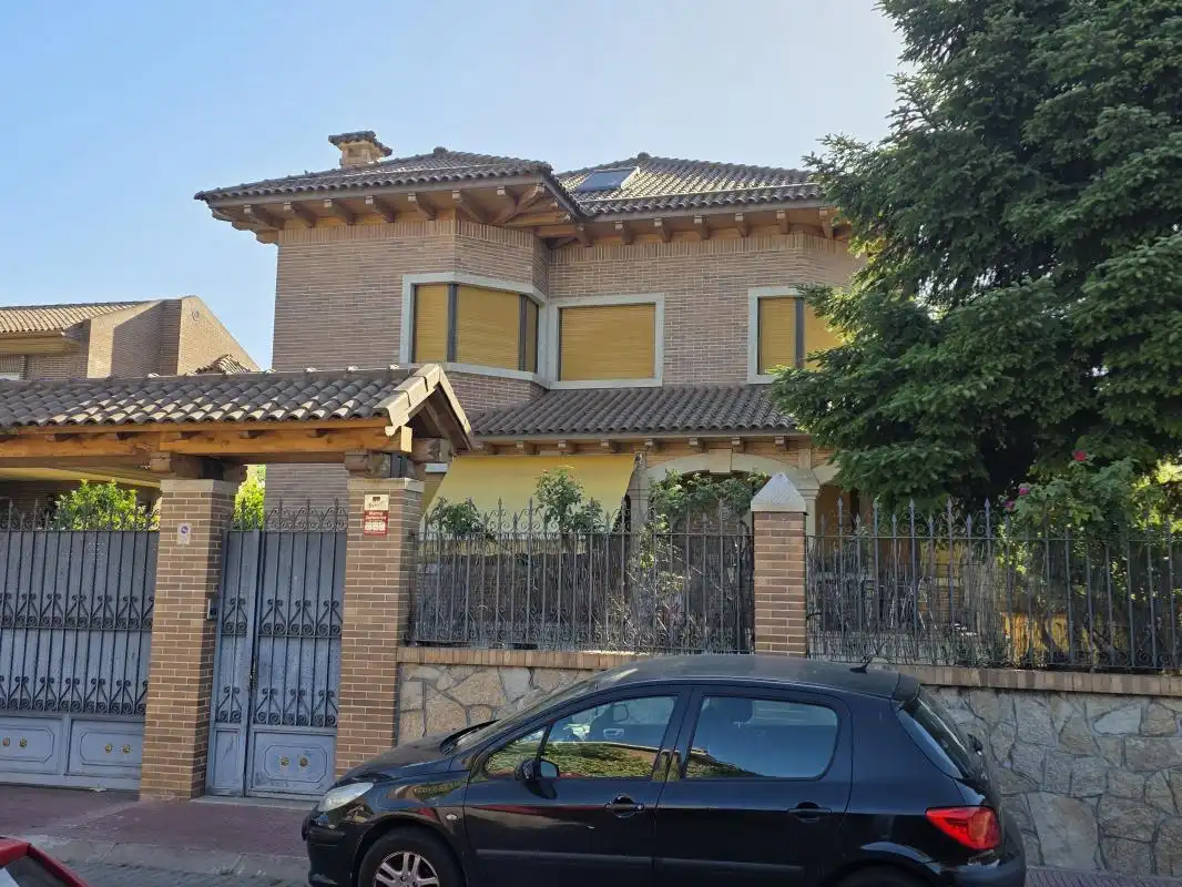 Vista exterior de Casa o chalet en venta en Alcalá de Henares con Aire acondicionado, Calefacción y Jardín privado