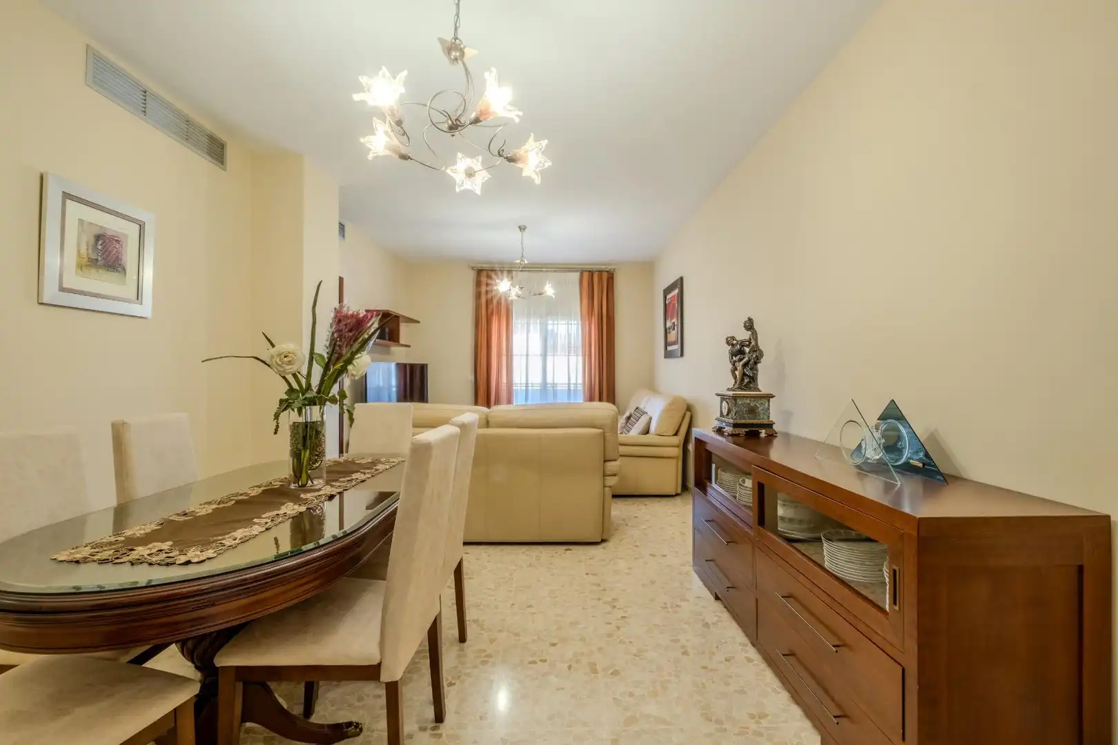 Sala de estar de Piso en venta en Alcalá de Guadaira con Aire acondicionado, Jardín privado y Terraza