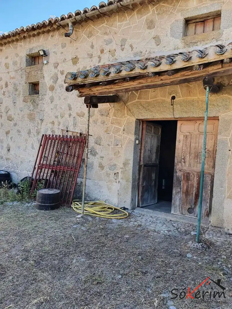 Vista exterior de Edifici en venda en Sotillo de la Adrada