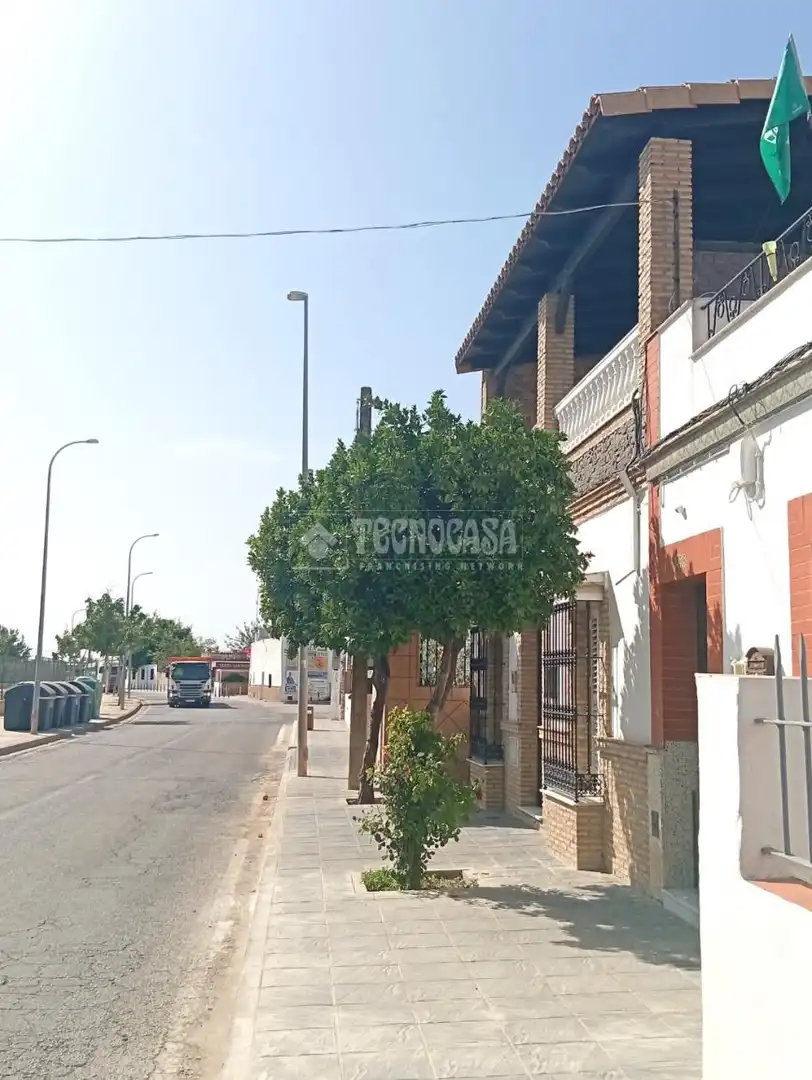 Vista exterior de Casa adosada en venta en Coria del Río