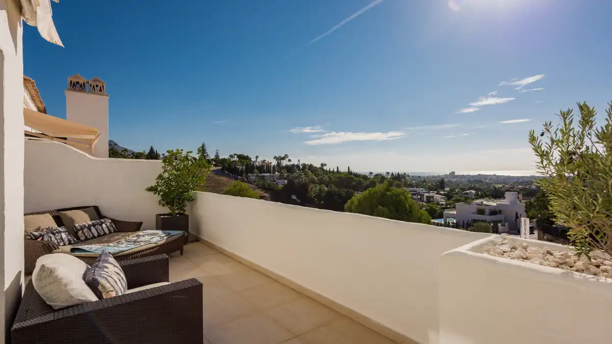 Penthouse with pool for sale in Nueva Andalucía