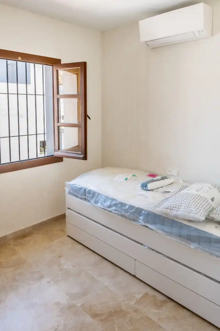 Dormitori de Casa adosada de lloguer en Estepona amb Aire condicionat, Traster i Moblat