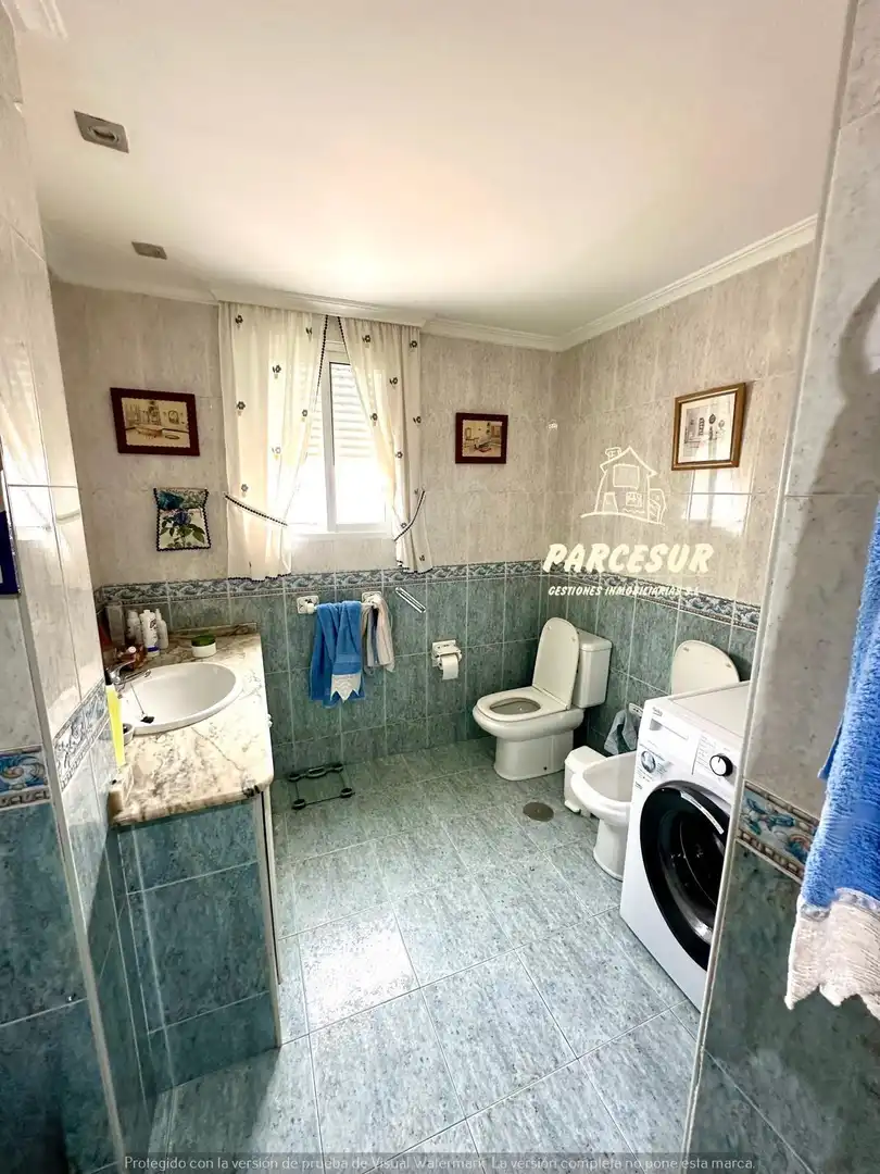 Bany de Casa o xalet en venda en Córdoba amb Aire condicionat, Calefacció i Jardí privat