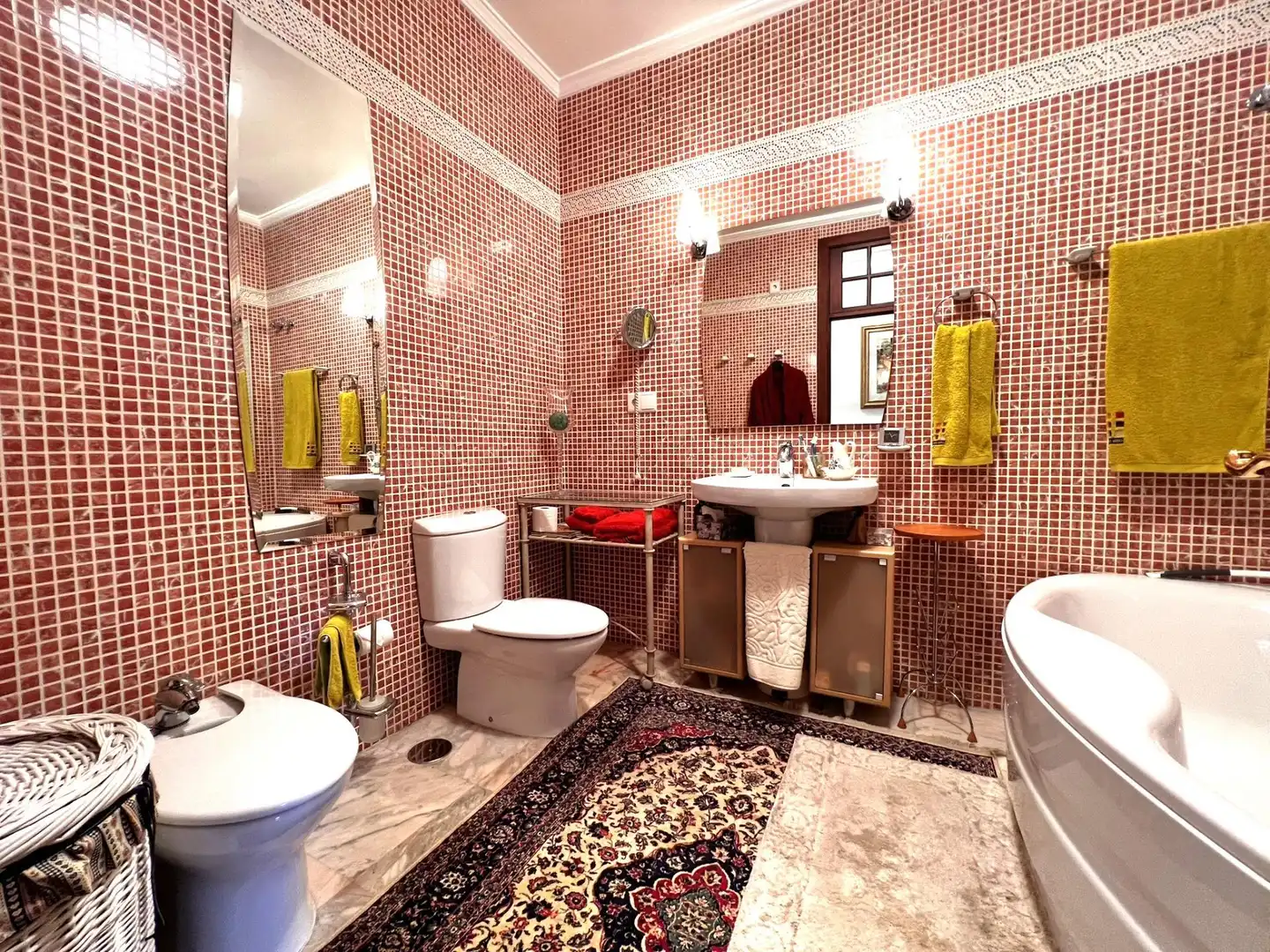 Badezimmer von Wohnungen zum Verkauf in Fuengirola mit Balkon und Gemeinschaftspool