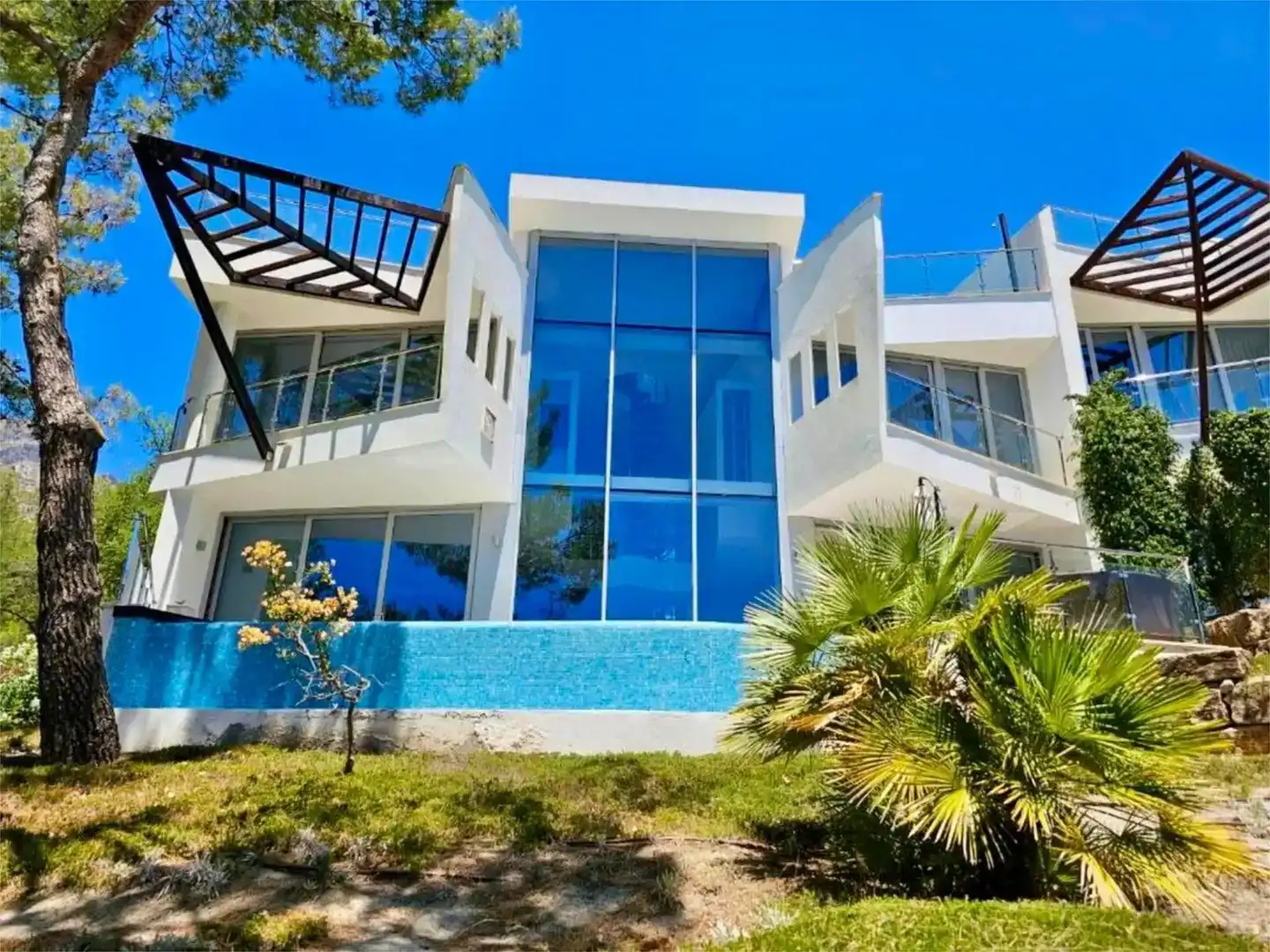 Vista exterior de Casa o xalet de lloguer en Marbella amb Aire condicionat, Piscina i Balcó