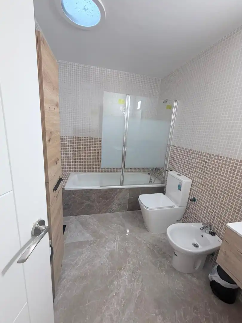 Bany de Dúplex de lloguer en Seseña amb Aire condicionat, Calefacció i Jardí privat