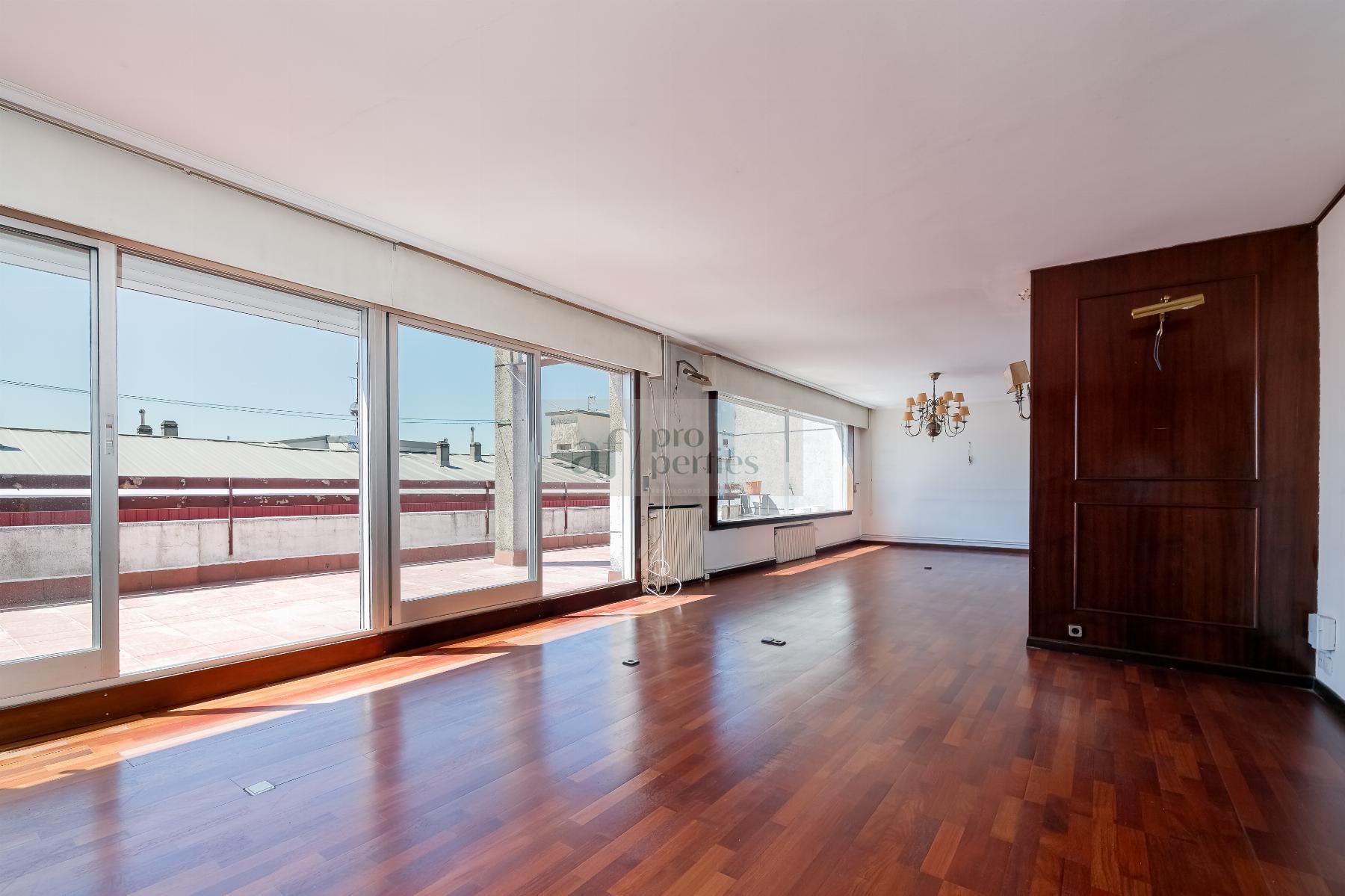 Sala d'estar de Àtic en venda en Vigo  amb Calefacció, Parquet i Terrassa