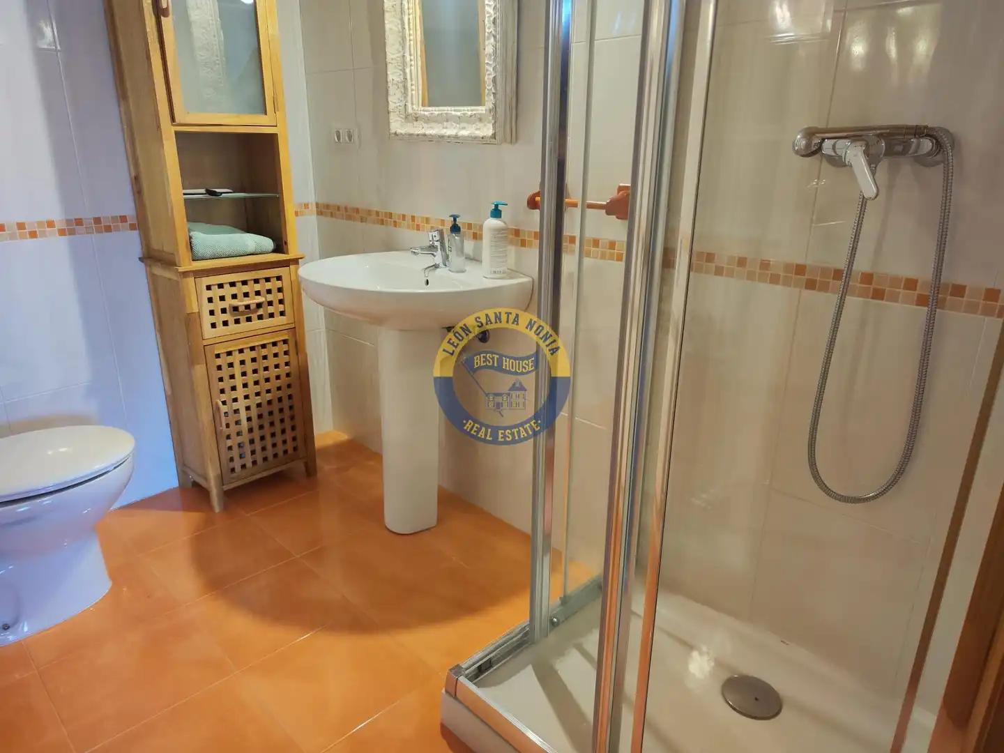 Bathroom of Houses for sale in Villaquilambre  with Heating, Private garden and Terrace