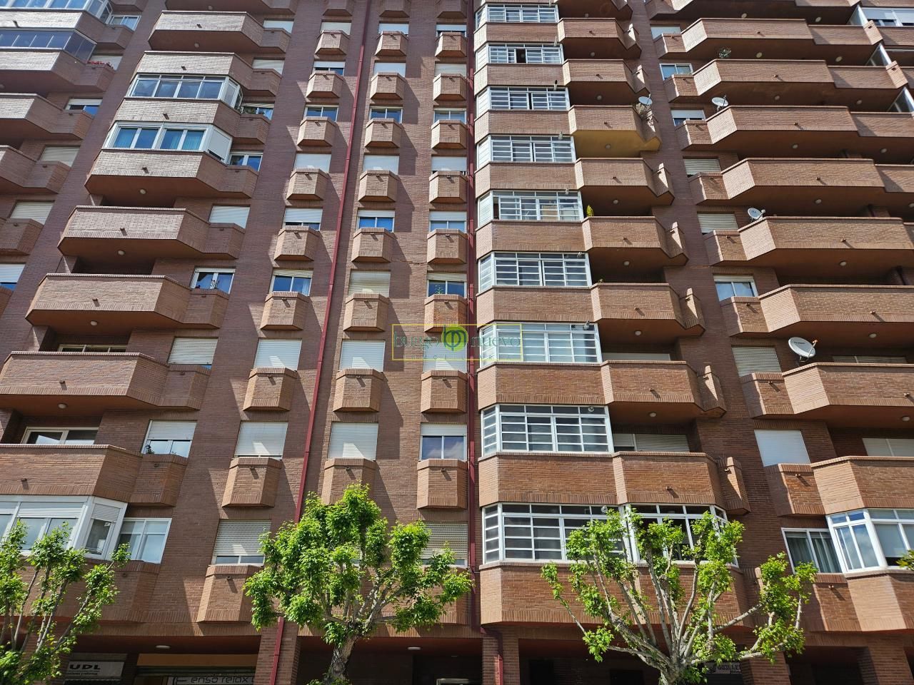Vista exterior de Apartament en venda en León Capital  amb Calefacció, Parquet i Terrassa