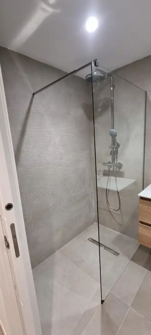 Badezimmer von Einfamilien-Reihenhaus zur Miete in Peni