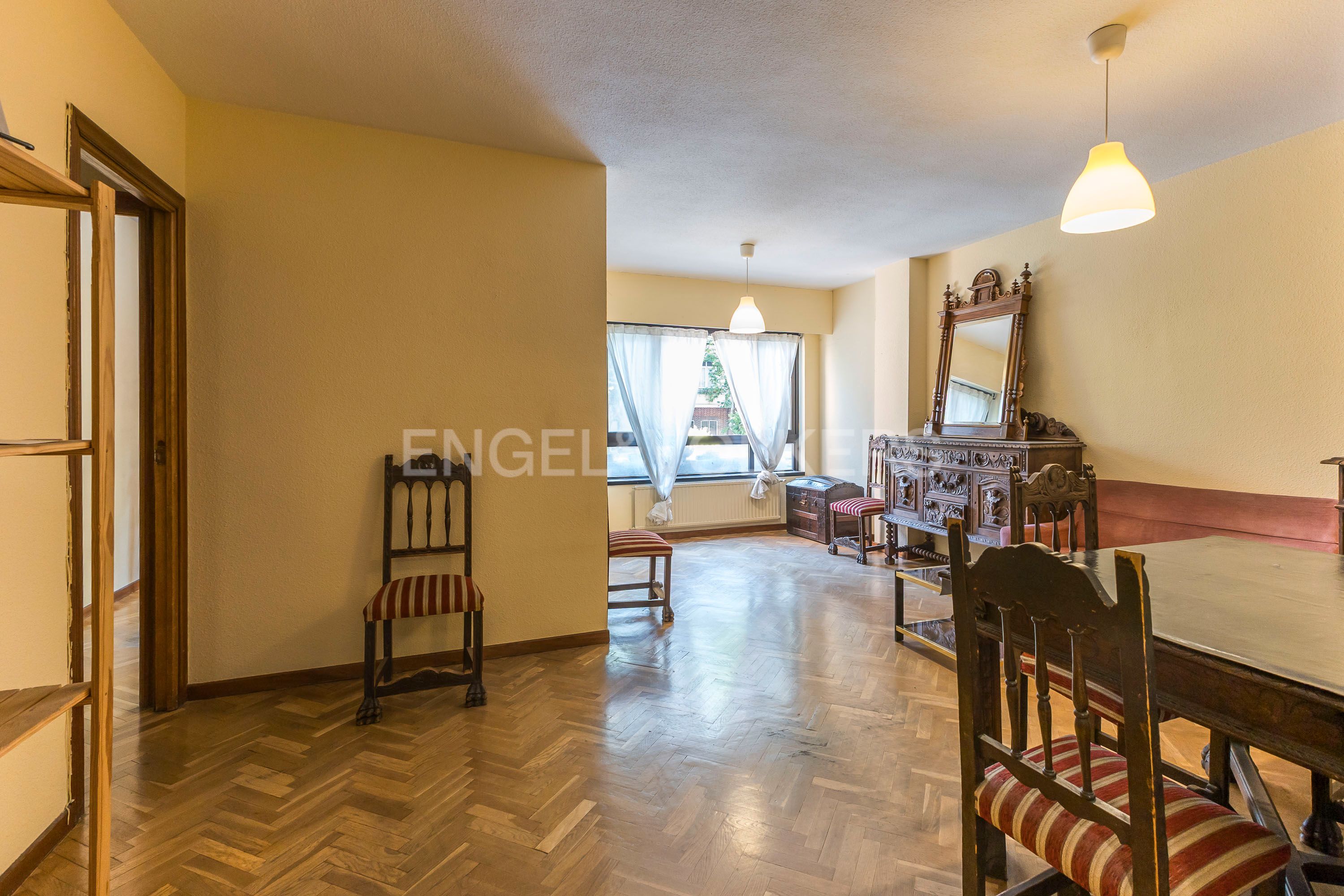 Living room of Apartment for sale in  Madrid Capital  with Air Conditioner, Heating and Private garden