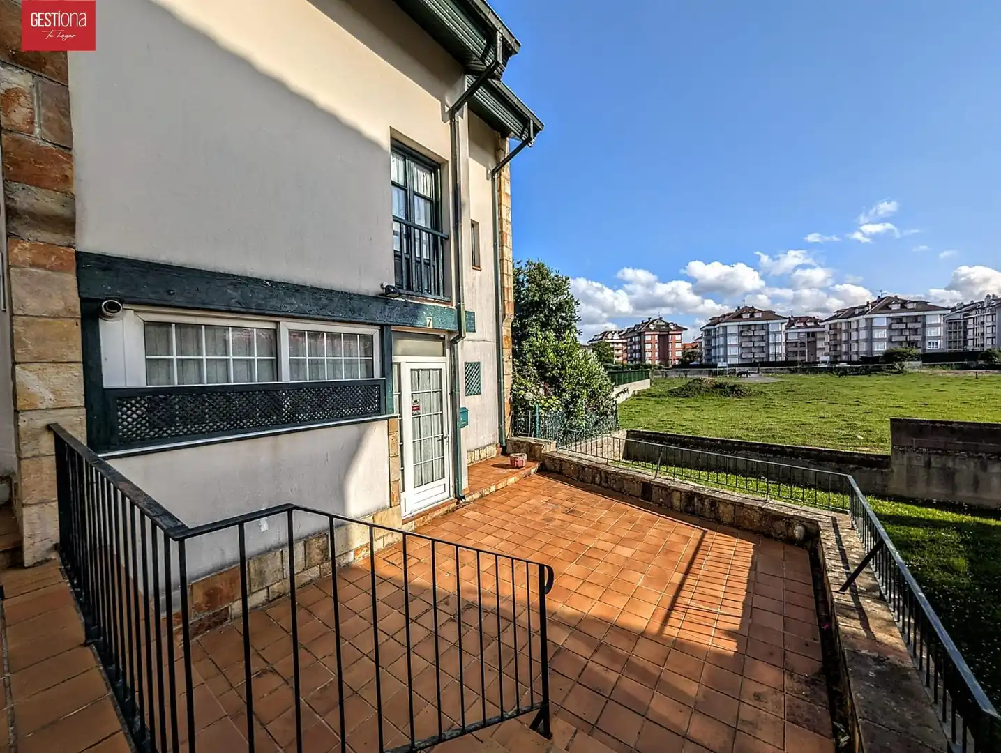 Vista exterior de Casa adosada en venda en Noja amb Calefacció, Jardí privat i Terrassa