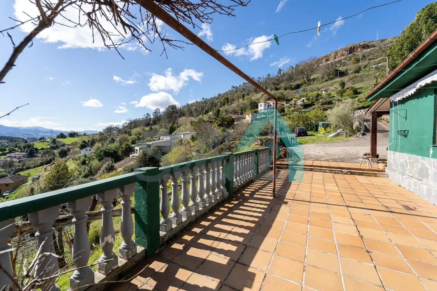 Vista exterior de Casa o xalet en venda en Oviedo  amb Jardí privat, Terrassa i Traster