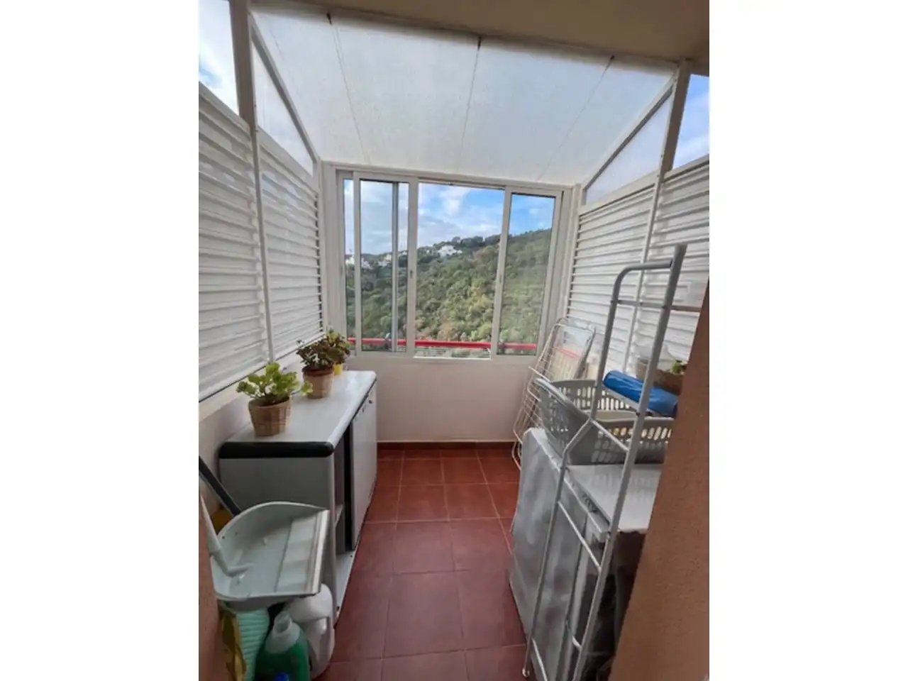 Terrasse von Einfamilien-Reihenhaus zum Verkauf in Estepona mit Klimaanlage, Privatgarten und Parkett