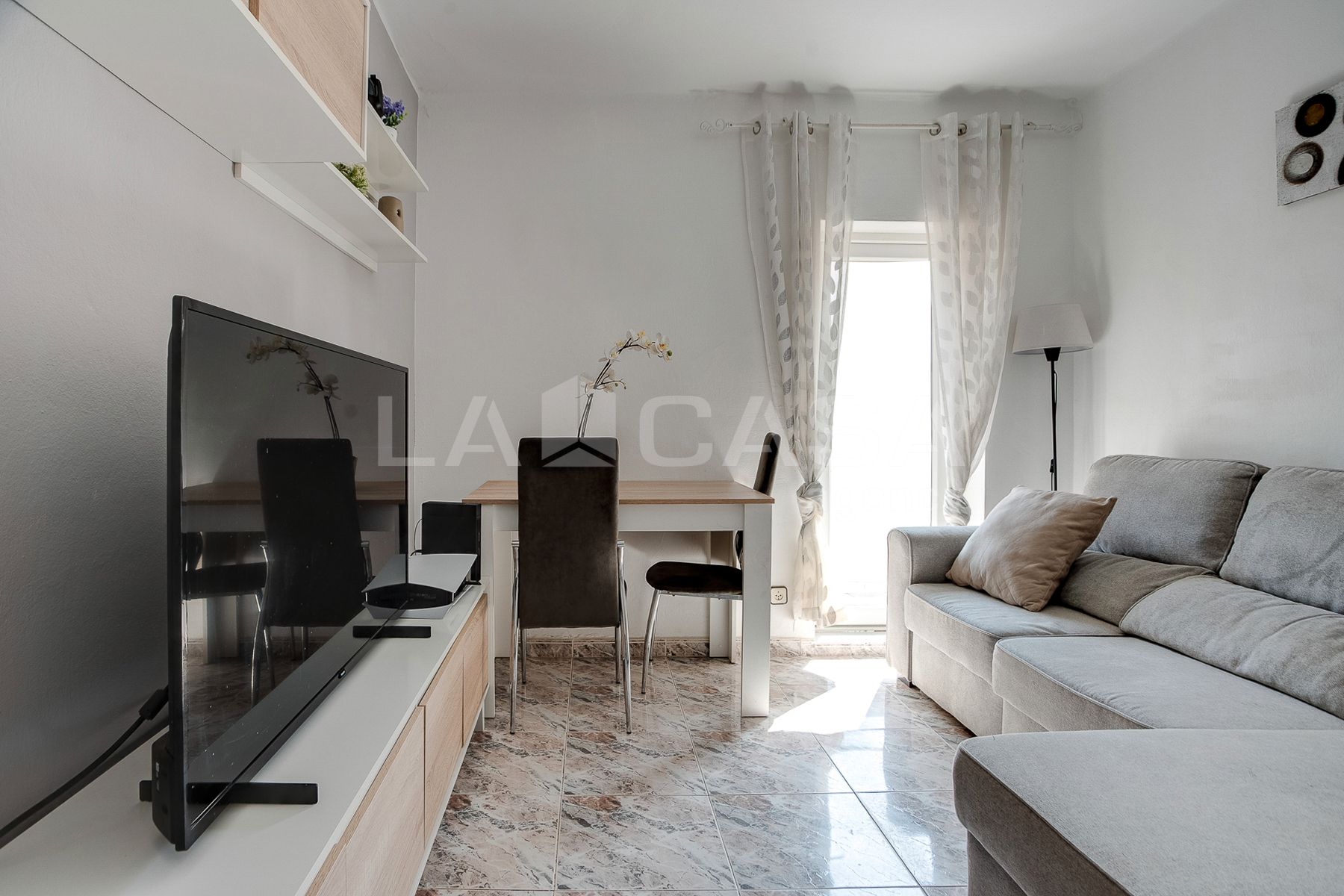 Sala d'estar de Pis en venda en Cornellà de Llobregat amb Balcó