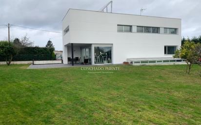 Vista exterior de Casa o xalet en venda en Oleiros amb Jardí privat