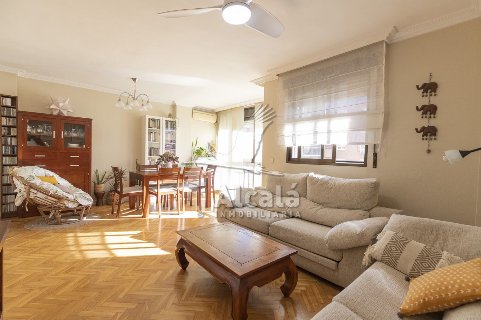Living room of Flat for sale in Alcalá de Henares  with Air Conditioner, Heating and Parquet flooring