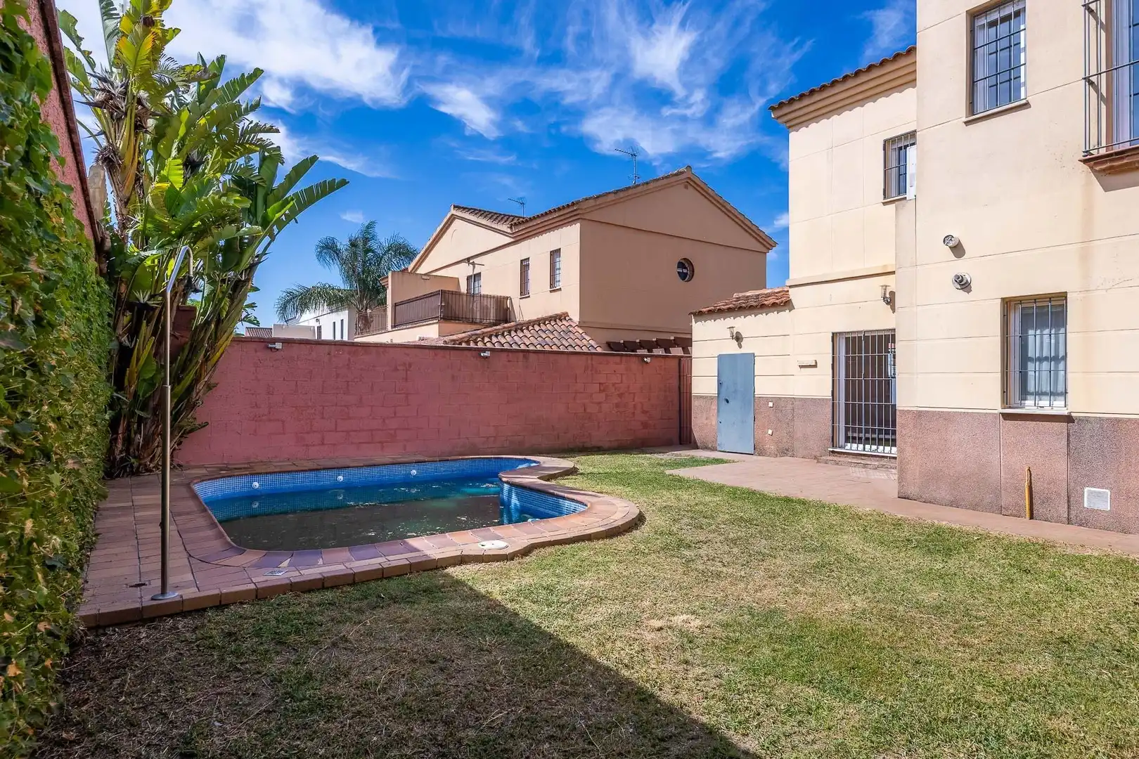 Piscina de Casa adosada de alquiler en Espartinas con Aire acondicionado, Calefacción y Jardín privado