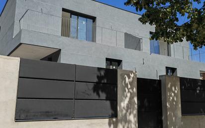 Vista exterior de Casa adosada en venda en Lliçà d'Amunt amb Aire condicionat, Terrassa i Piscina