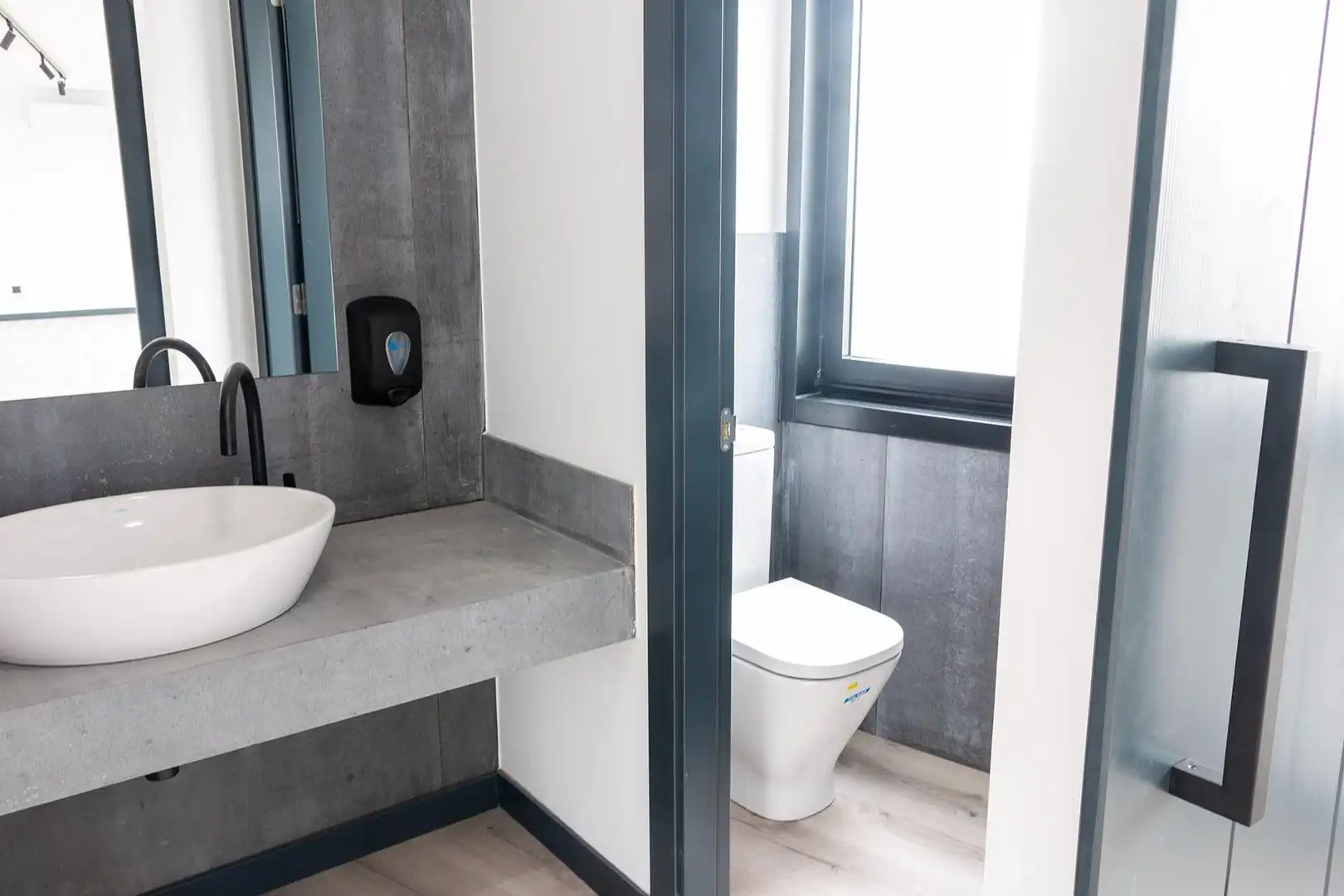 Baño de Oficina de alquiler en A Coruña Capital  con Aire acondicionado y Calefacción
