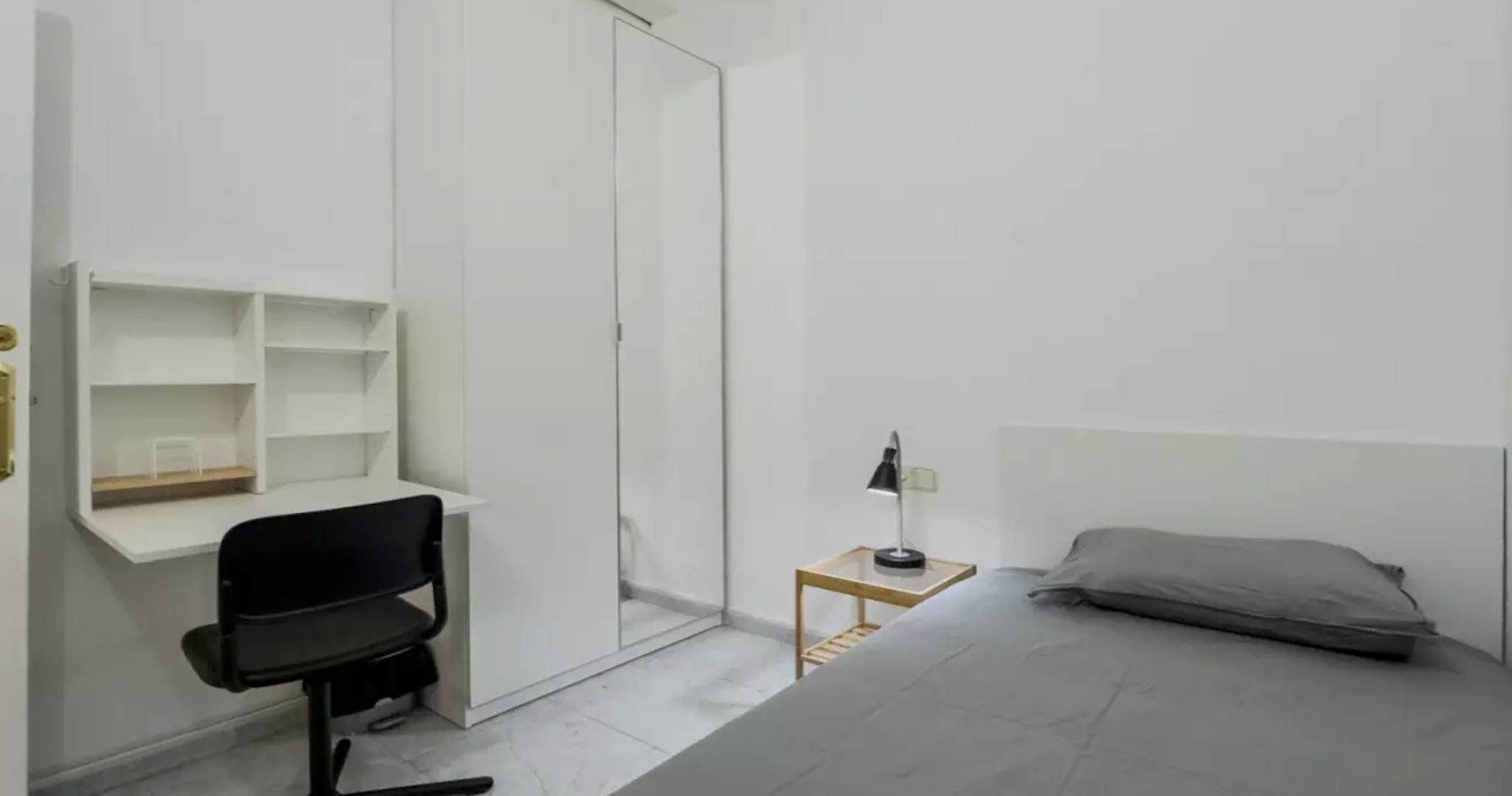 Bedroom of Flat to share in  Barcelona Capital  with Washing machine