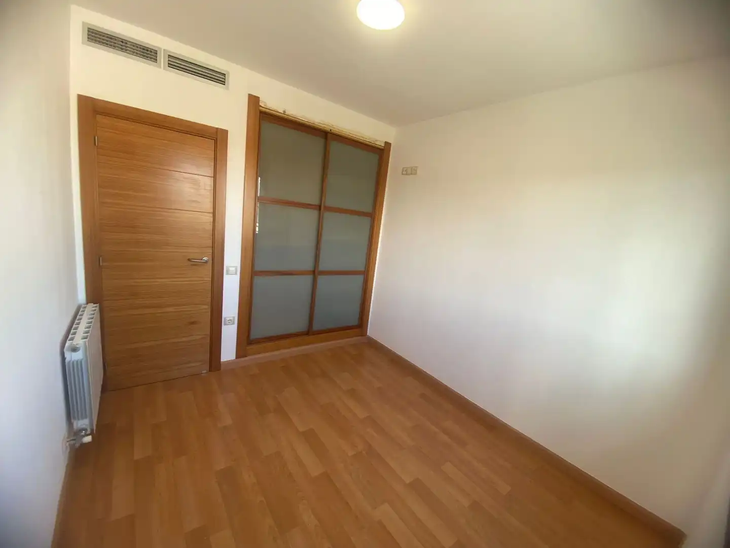Habitación de Casa adosada en venta en Santa Oliva con Calefacción, Jardín privado y Terraza