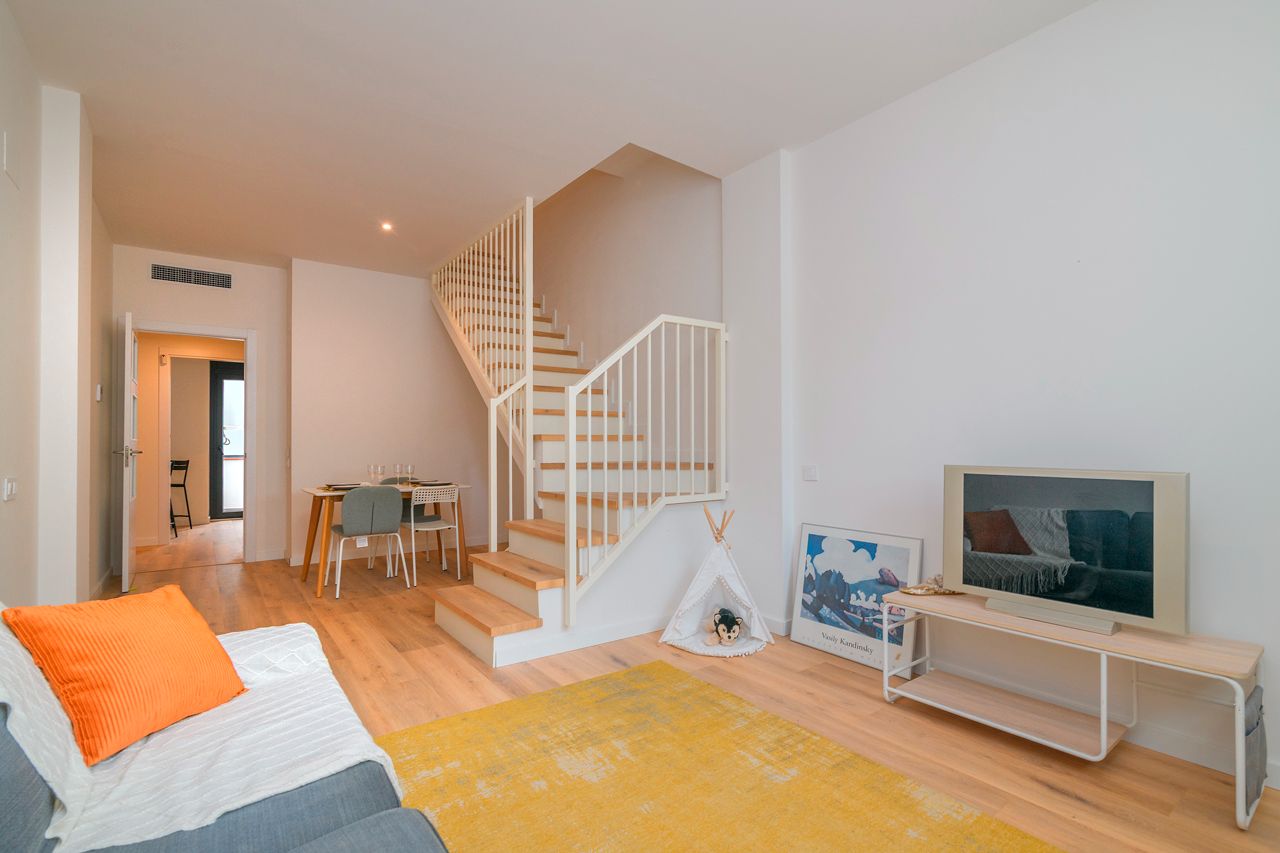 Sala de estar de Piso en venta en Cornellà de Llobregat con Aire acondicionado, Calefacción y Parquet
