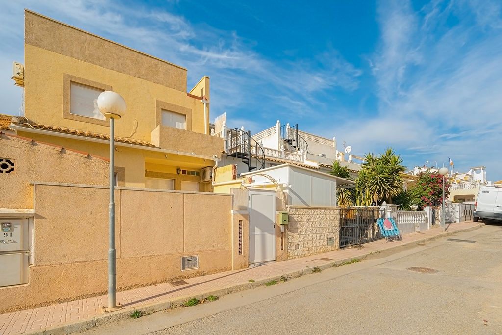 Vista exterior de Edifici en venda en Orihuela