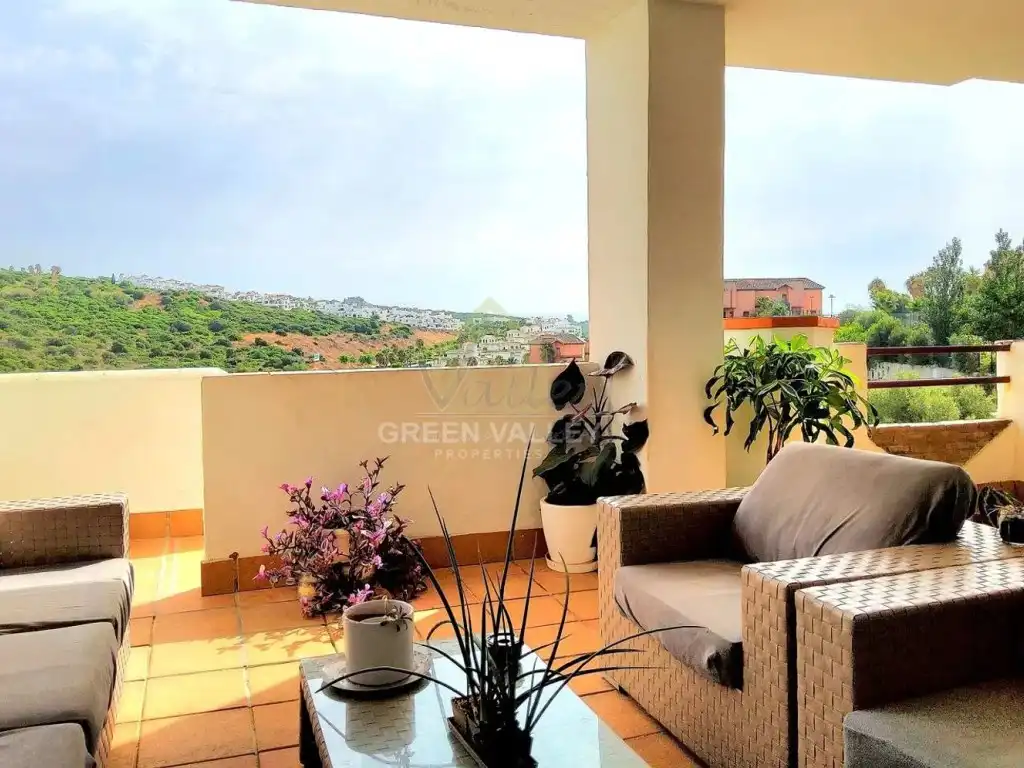 Terrasse von Wohnung zum Verkauf in La Alcaidesa mit Klimaanlage, Privatgarten und Terrasse