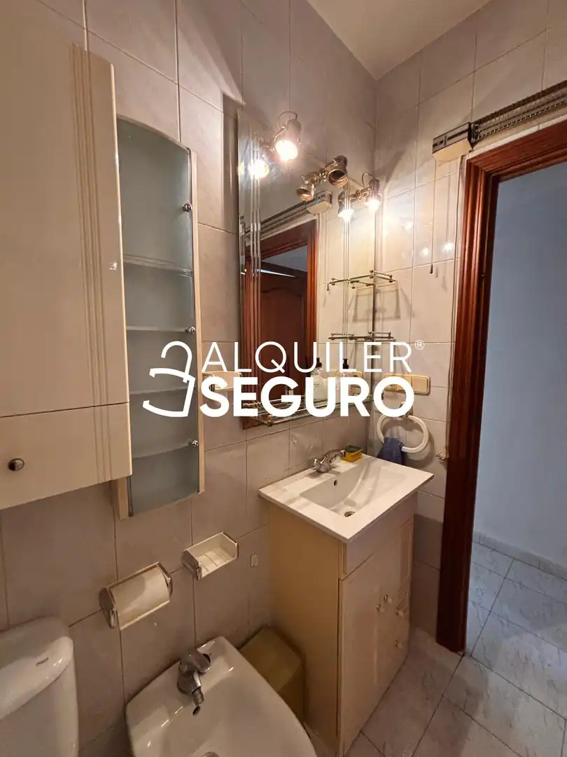 Bathroom of Flat for rent in Madrid  with Air Conditioner, Heating and Furnished