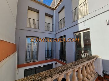 Casa con balcone in vendita a Centro
