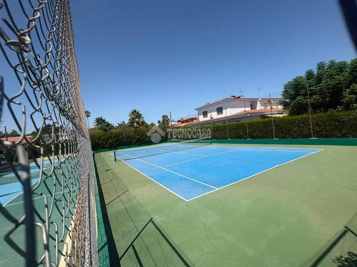 Vista exterior de Casa o xalet en venda en Espartinas amb Aire condicionat, Piscina i Piscina comunitària