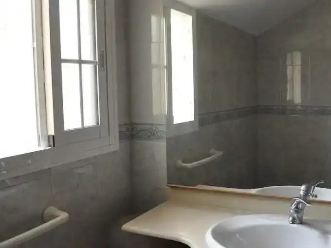 Bany de Pis de lloguer en Fuengirola amb Aire condicionat, Piscina i Balcó