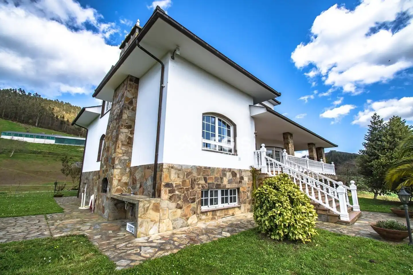 Vista exterior de Casa o xalet en venda en Valdés - Luarca amb Calefacció, Jardí privat i Terrassa