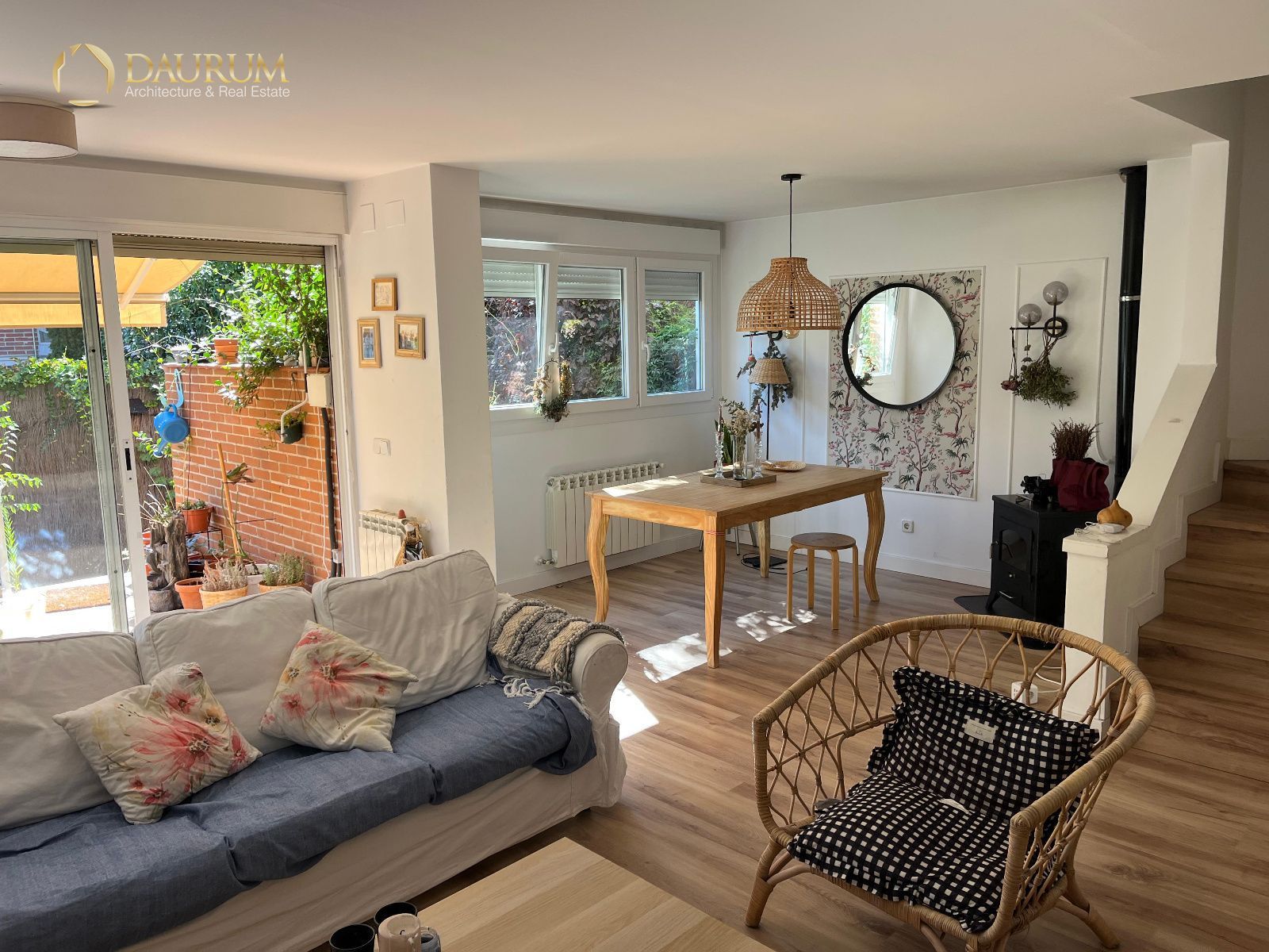 Sala d'estar de Casa adosada en venda en Las Rozas de Madrid amb Calefacció, Jardí privat i Terrassa