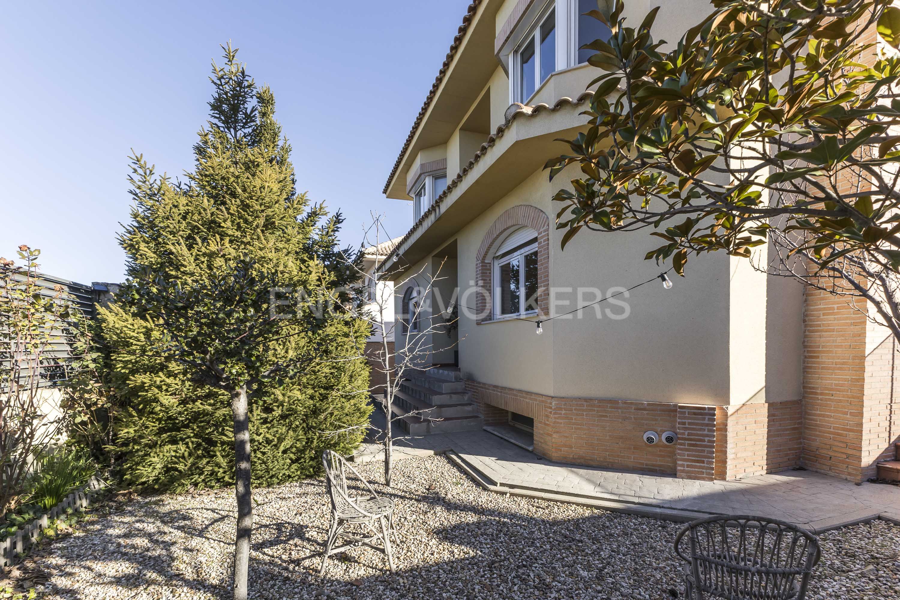 Exterior view of House or chalet for sale in  Madrid Capital  with Air Conditioner, Heating and Private garden
