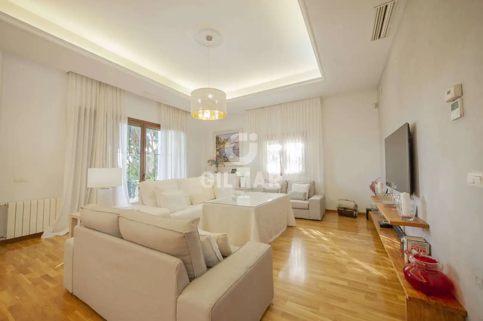 Sala d'estar de Casa o xalet en venda en Alcalá de Guadaira amb Calefacció, Jardí privat i Piscina
