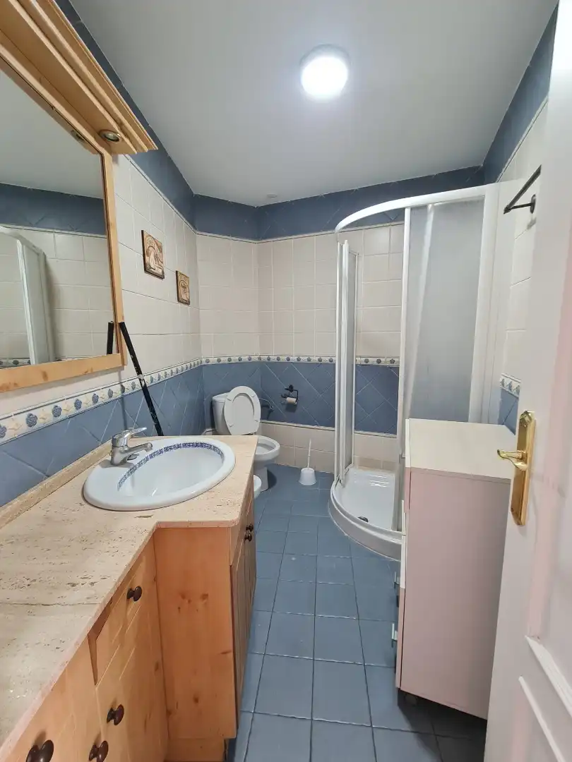 Bany de Apartament en venda en Torremolinos amb Aire condicionat, Terrassa i Moblat