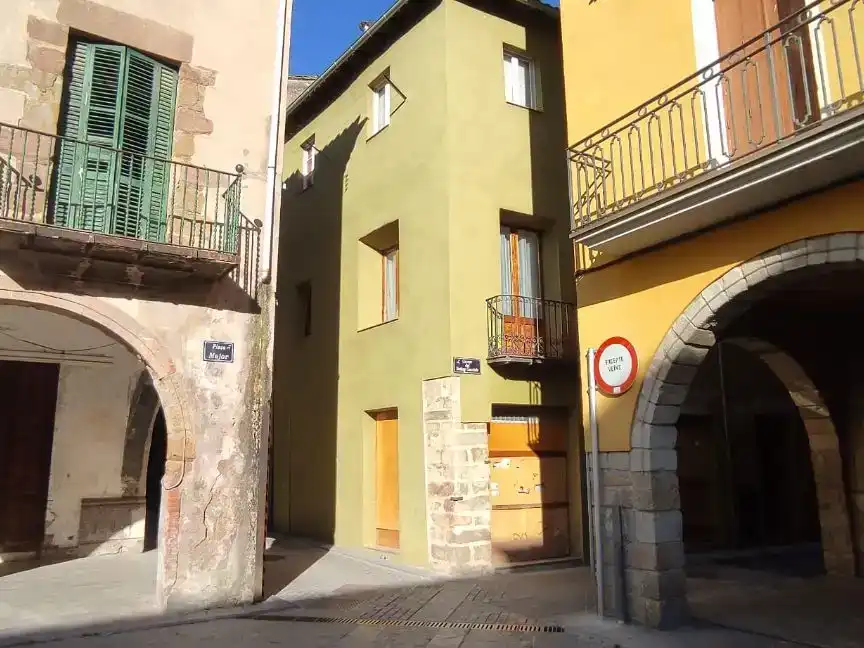Vista exterior de Dúplex en venda en Sant Joan de les Abadesses amb Traster, Moblat i Balcó