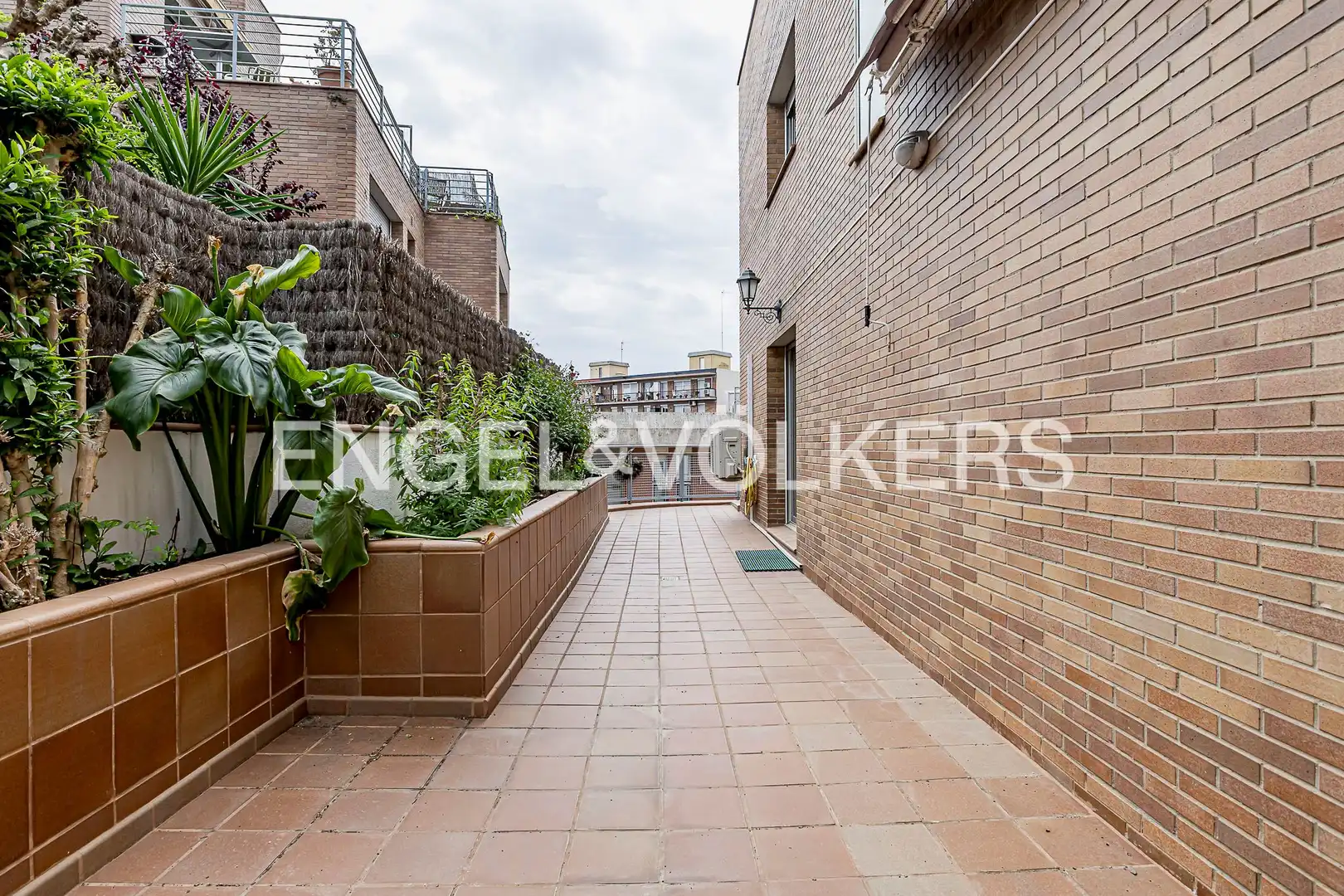 Terrasse von Einfamilien-Reihenhaus zum Verkauf in Barcelona mit Heizung