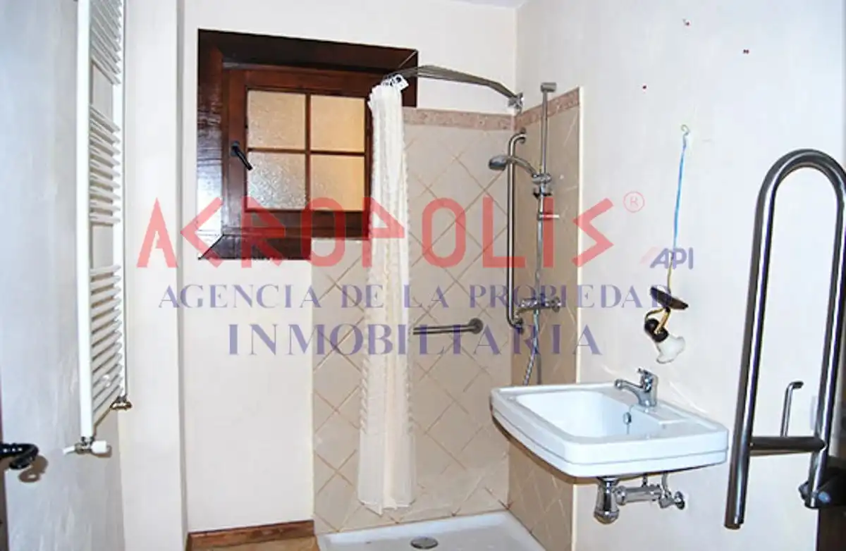 Baño de Local en venta en Santa María de la Vega