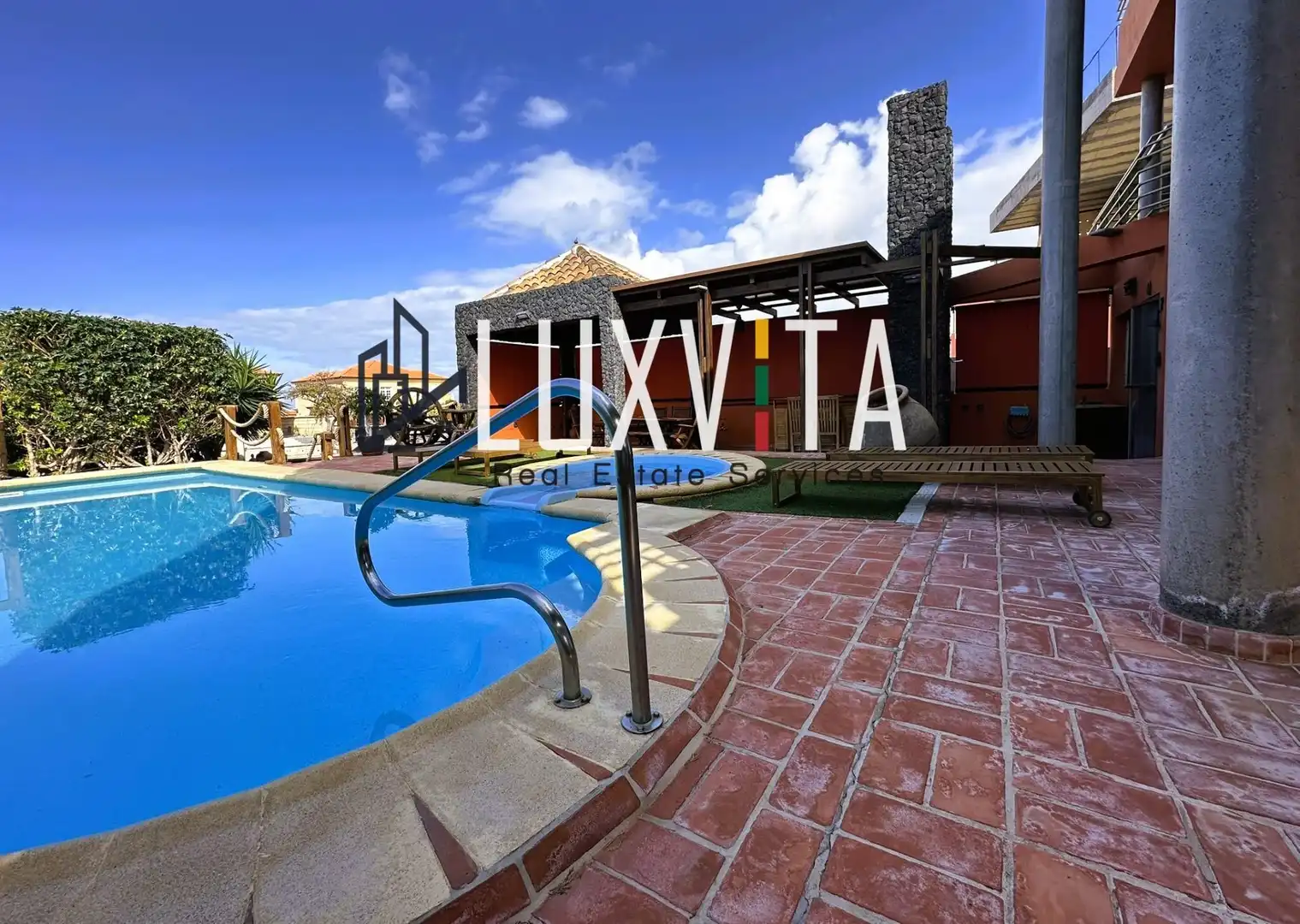 Vista exterior de Casa o xalet en venda en Adeje amb Aire condicionat, Calefacció i Jardí privat