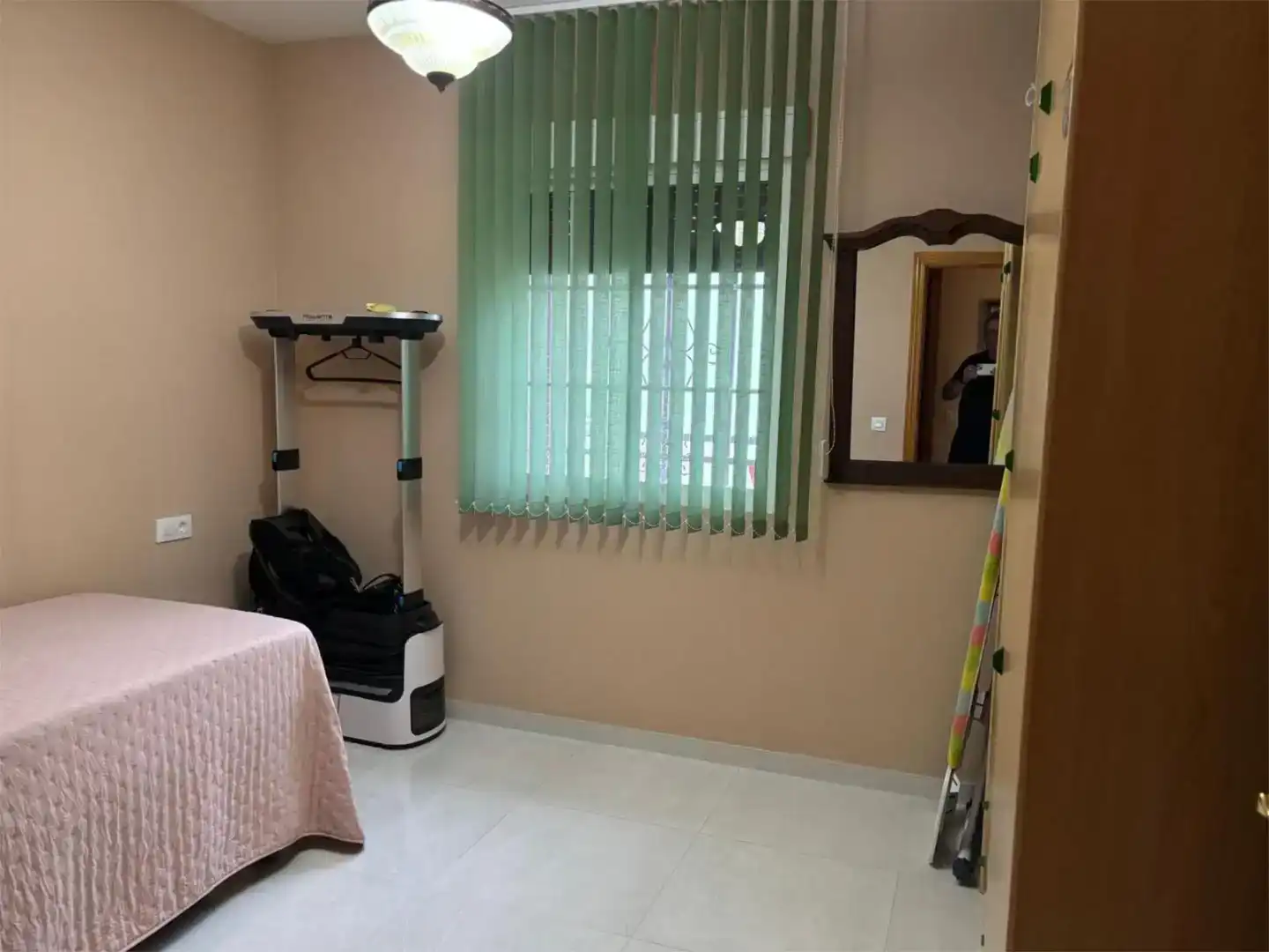Schlafzimmer von Erdgeschoss zum Verkauf in Plasencia mit Klimaanlage und Schwimmbad