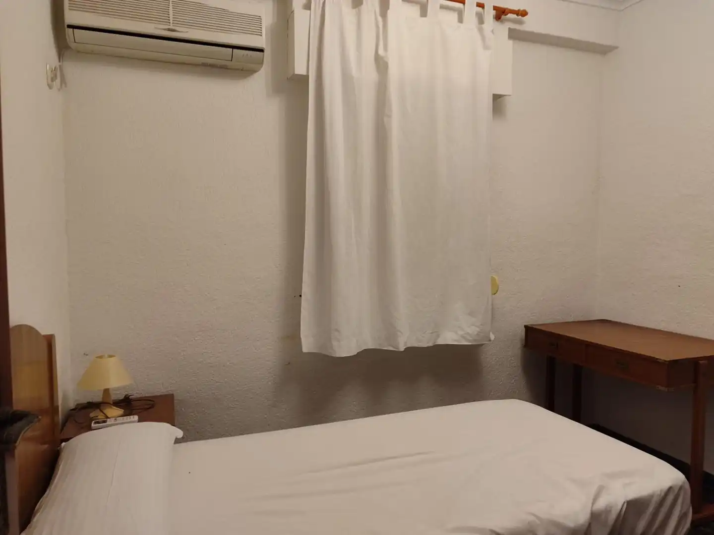 Room in Calle LOZOYA, El Plantinar – Avda. La Paz - El Juncal