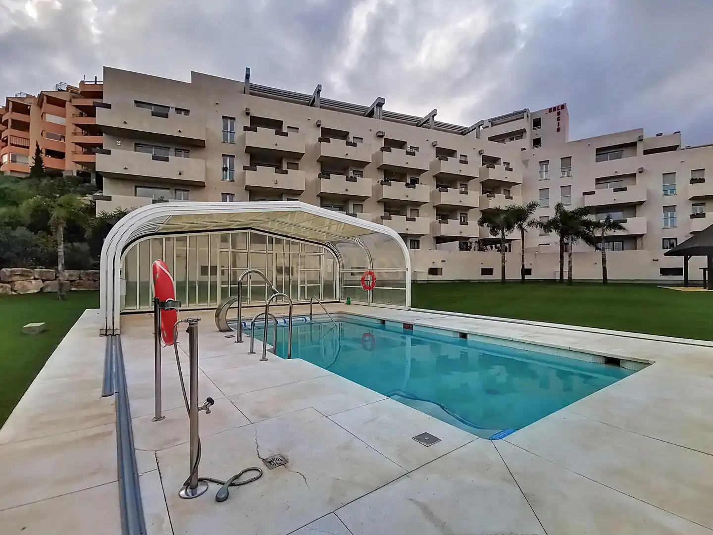 Piscina de Apartament de lloguer en Mijas amb Aire condicionat, Jardí privat i Traster