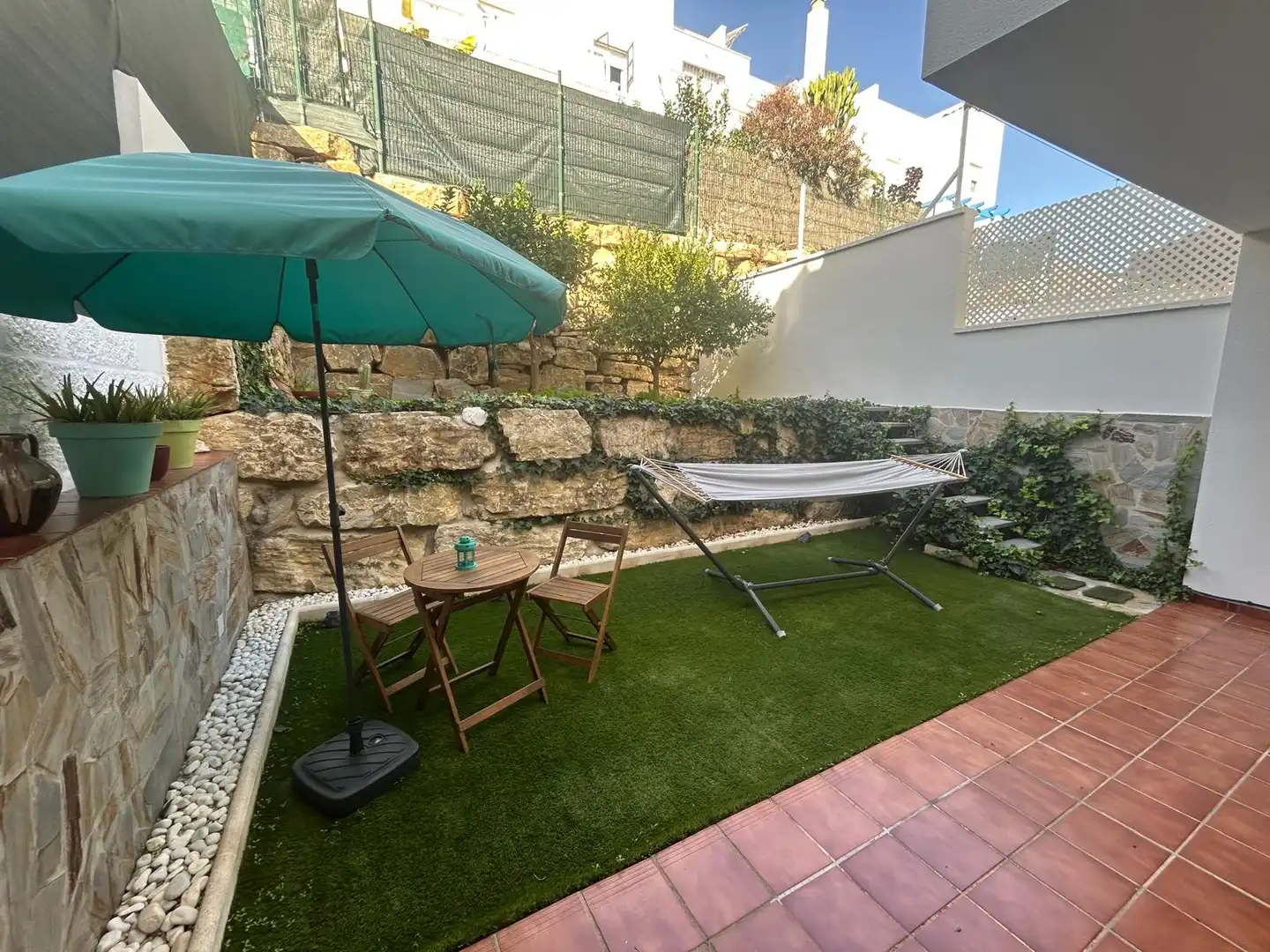 Terrasse von Einfamilien-Reihenhaus zum Verkauf in Torremolinos mit Klimaanlage, Privatgarten und Terrasse