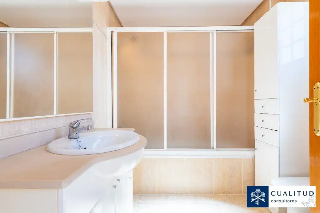 Bathroom of Flat for rent in Castellón de la Plana / Castelló de la Plana  with Air Conditioner, Terrace and Oven