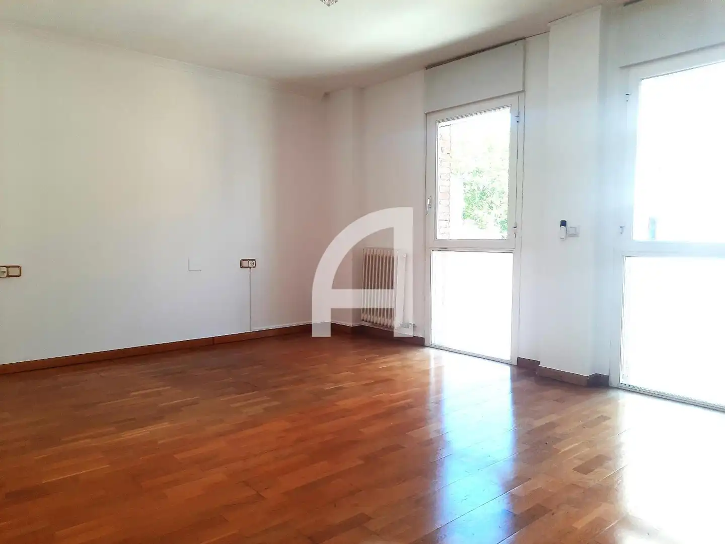 Sala d'estar de Pis de lloguer en Girona amb Calefacció, Terrassa i Piscina