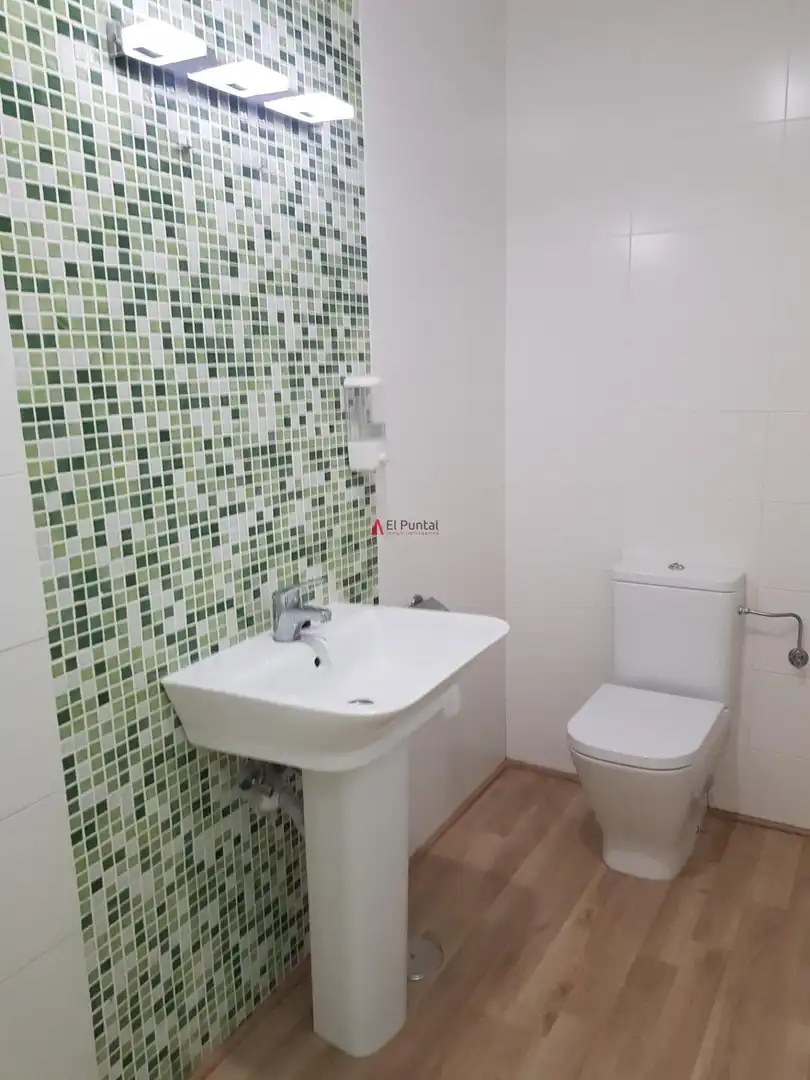 Bany de Local de lloguer en Santander amb Aire condicionat
