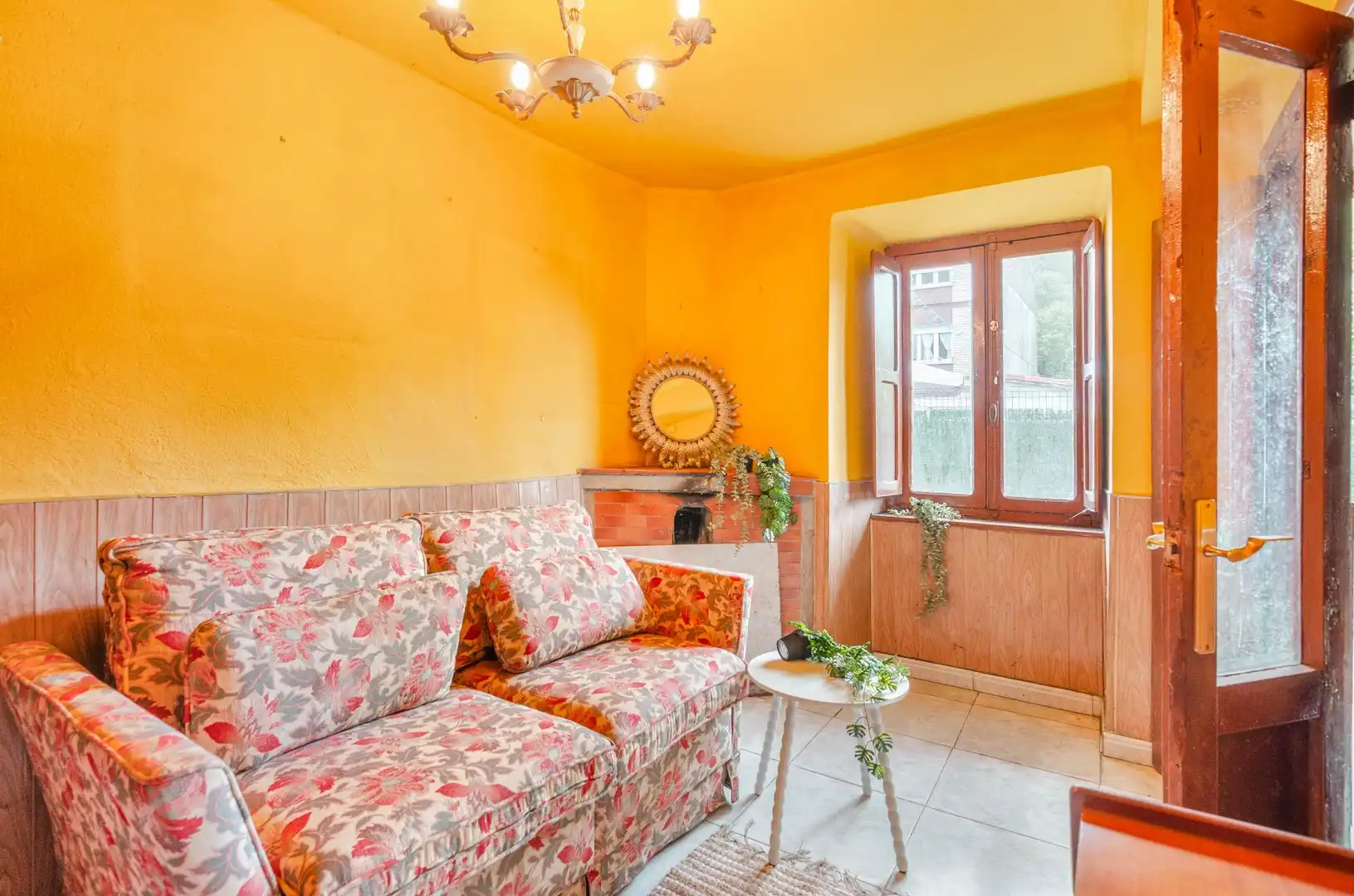 Sala d'estar de Casa adosada en venda en Aller amb Traster